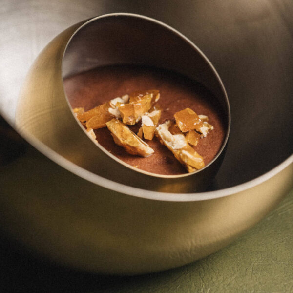MOUSSE DE CHOCOLATE COM CROCANTE DE CASTANHAS E MEL